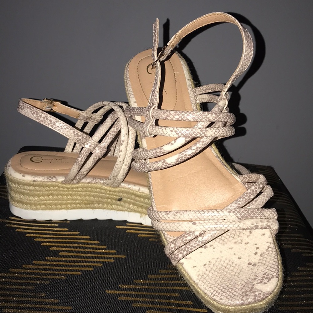 Size 11 women’s platform snakeskin Sandals